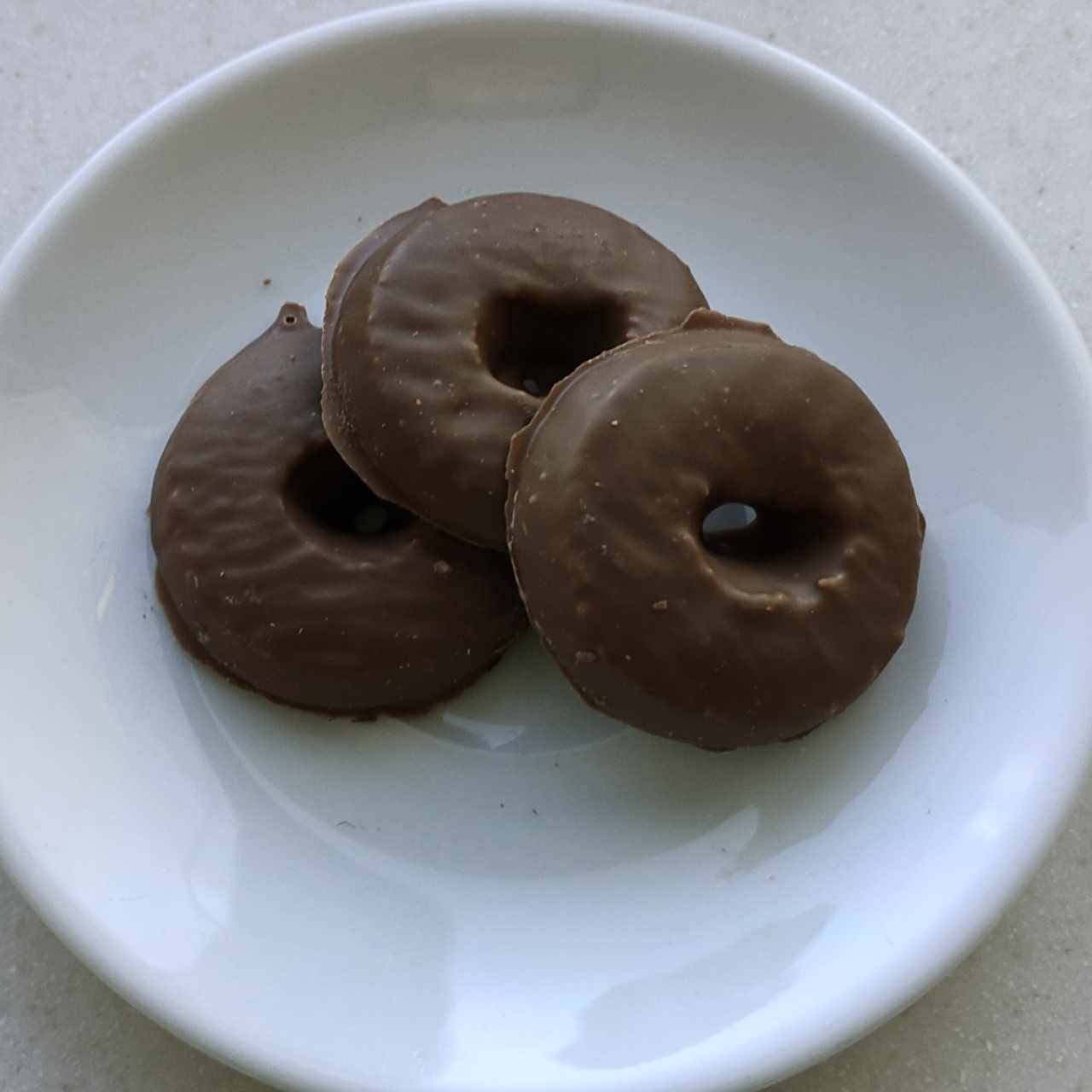 Galletas cubiertas de chocolate con leche