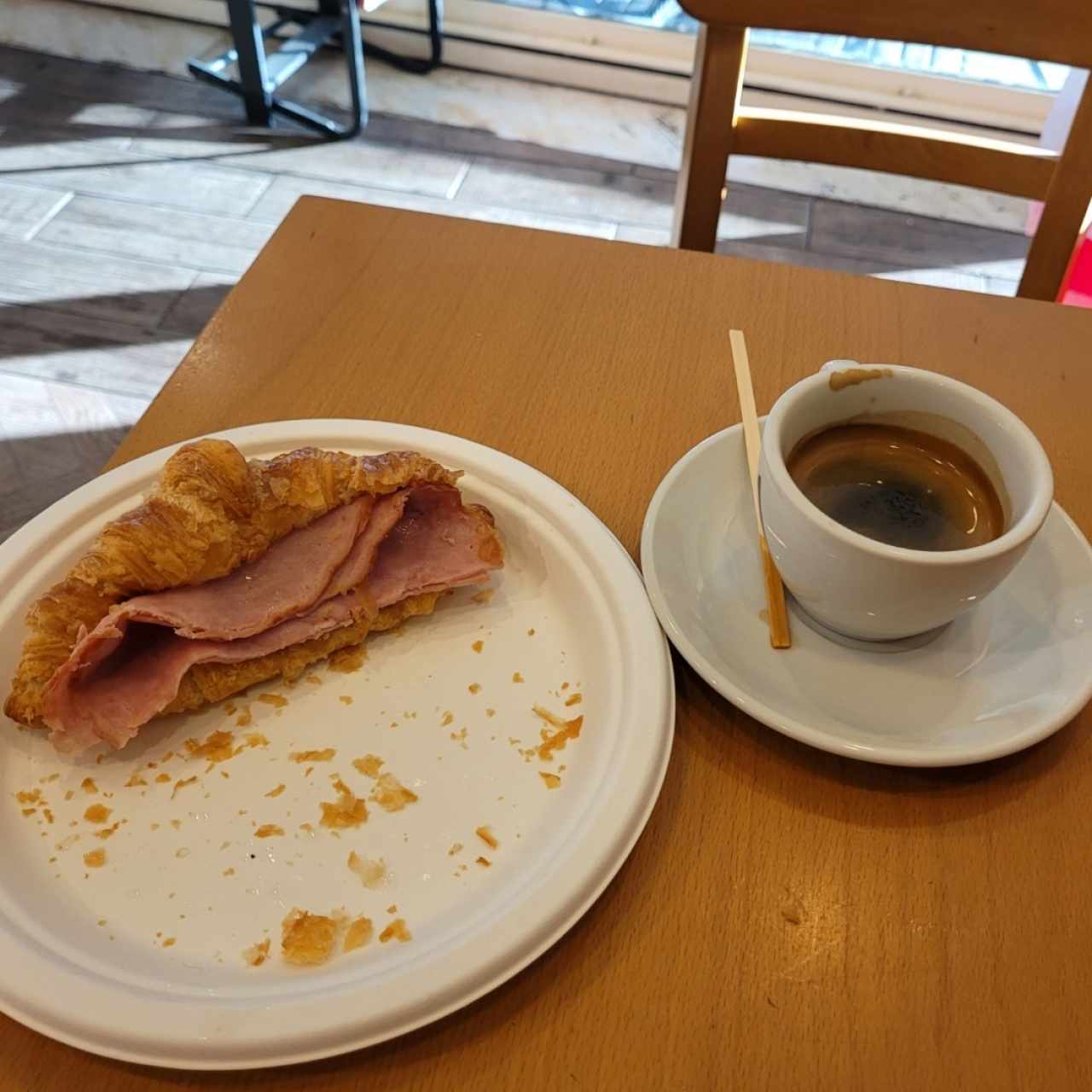 croissant y jamón café expresó 