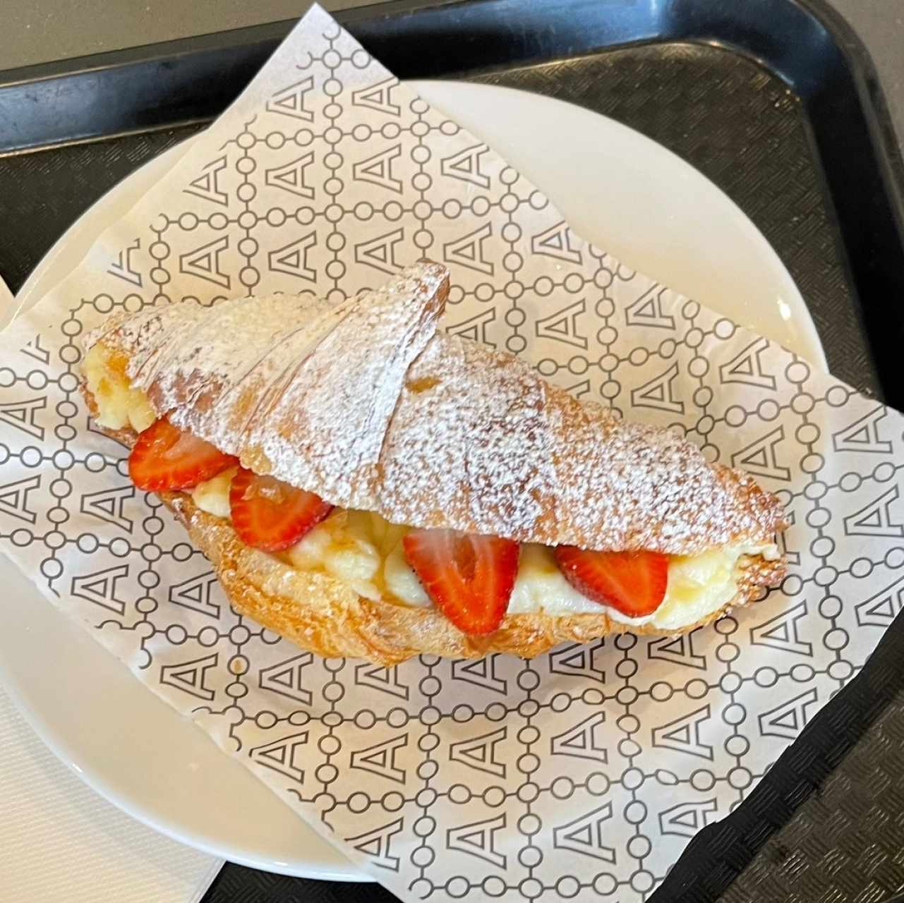 Croissant Relleno de Cremas y Almendra Fileteada