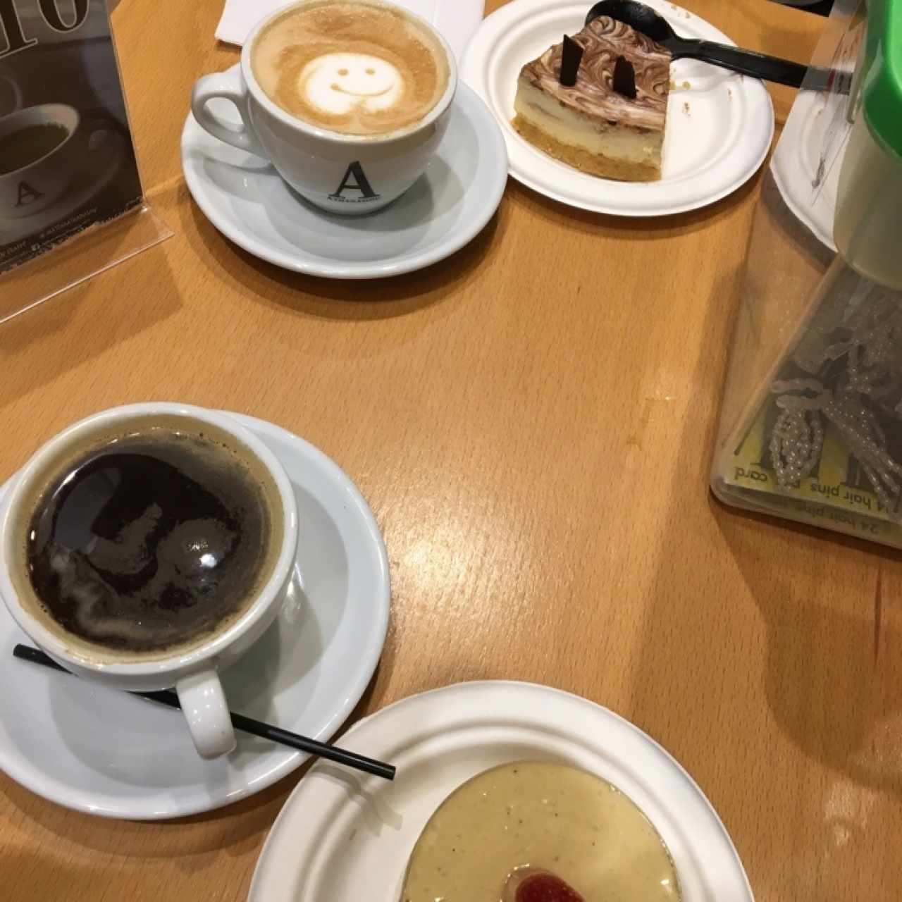 cappuchino, cheesscake de chocolate, café negro y chesscake de maracuya.