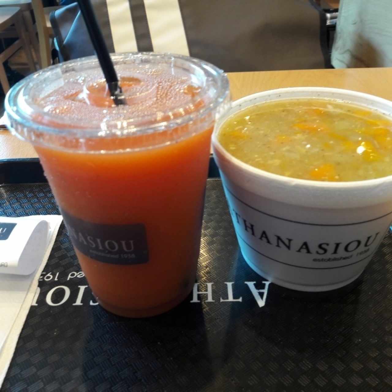 jugo de papaya y sopa de pollo grande