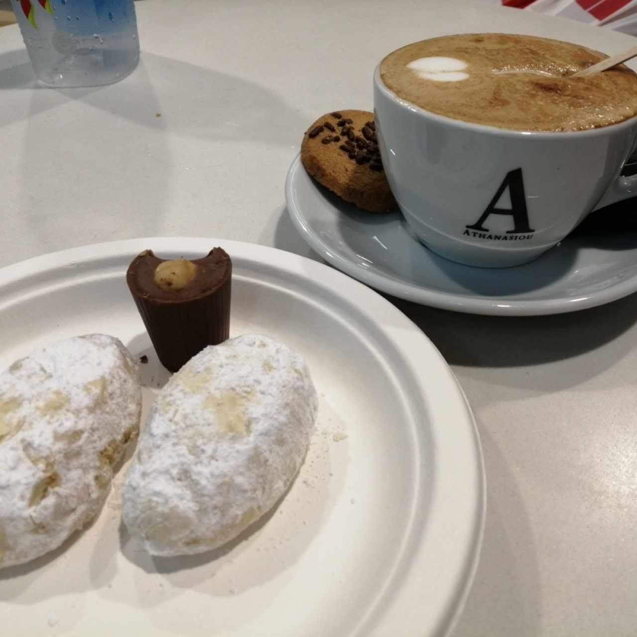 Capuchino con amareto y canela...galleta de almendra 