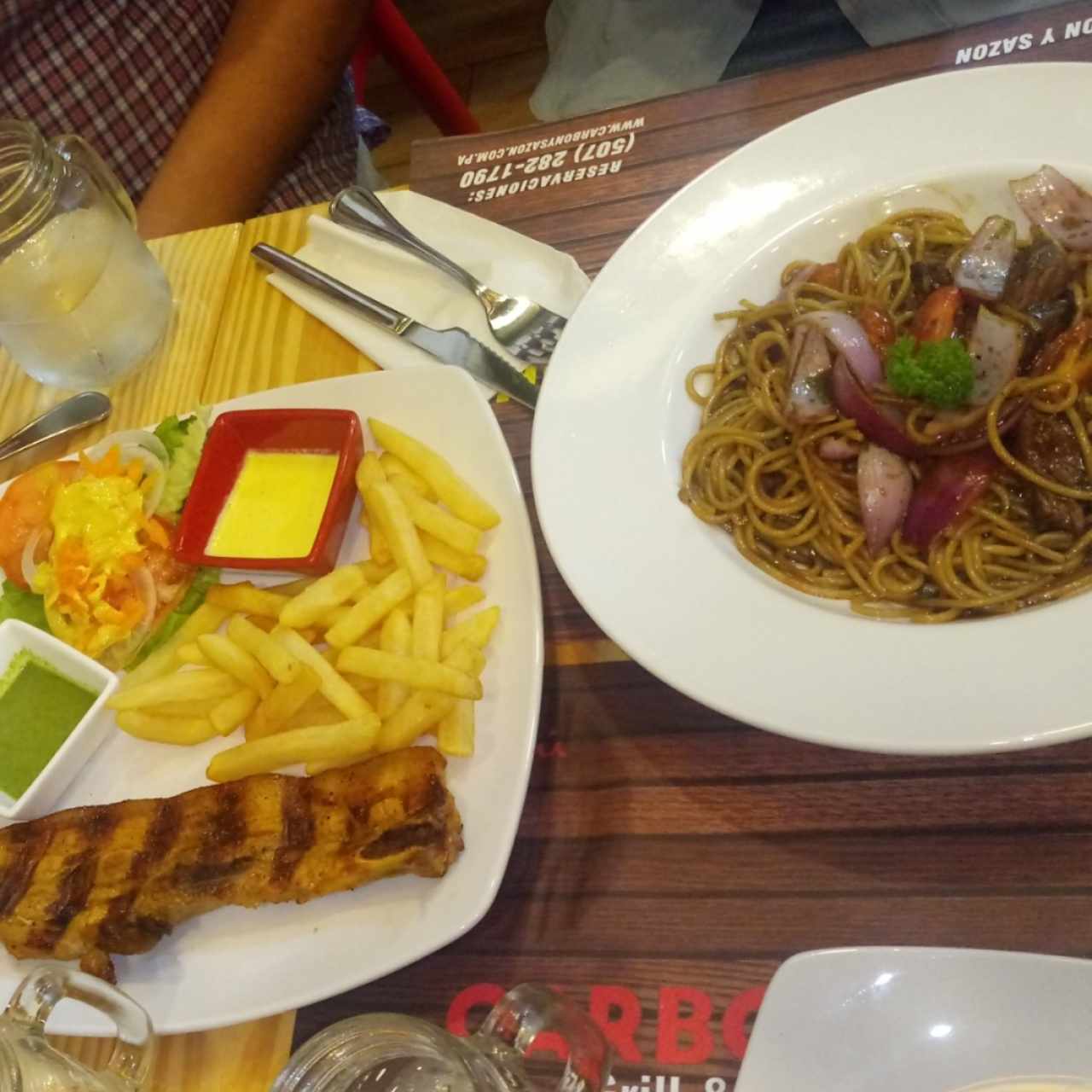 Lomo saltado y chuleta de cerdo con papas. EXCELENTE SUPER RECOMENDADO EL MEJOR QUE HE COMIDO ME SORPRENDIERON! 