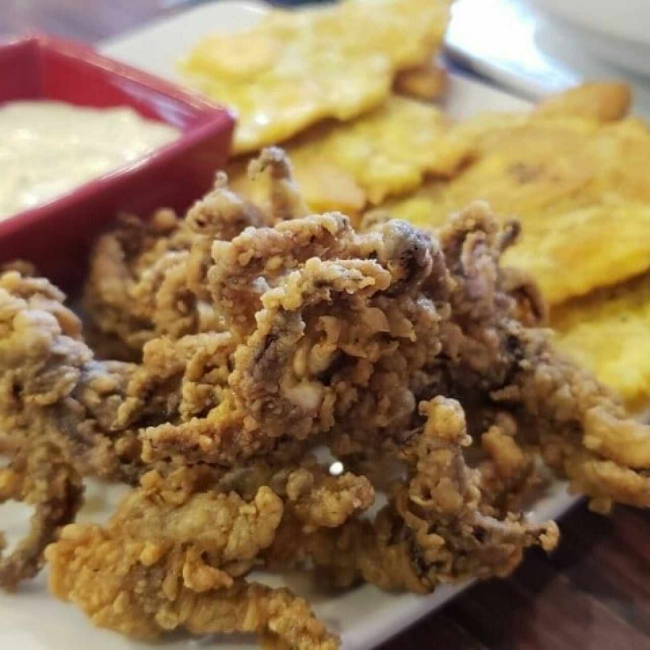 arañitas con patacones y salsa tartara 