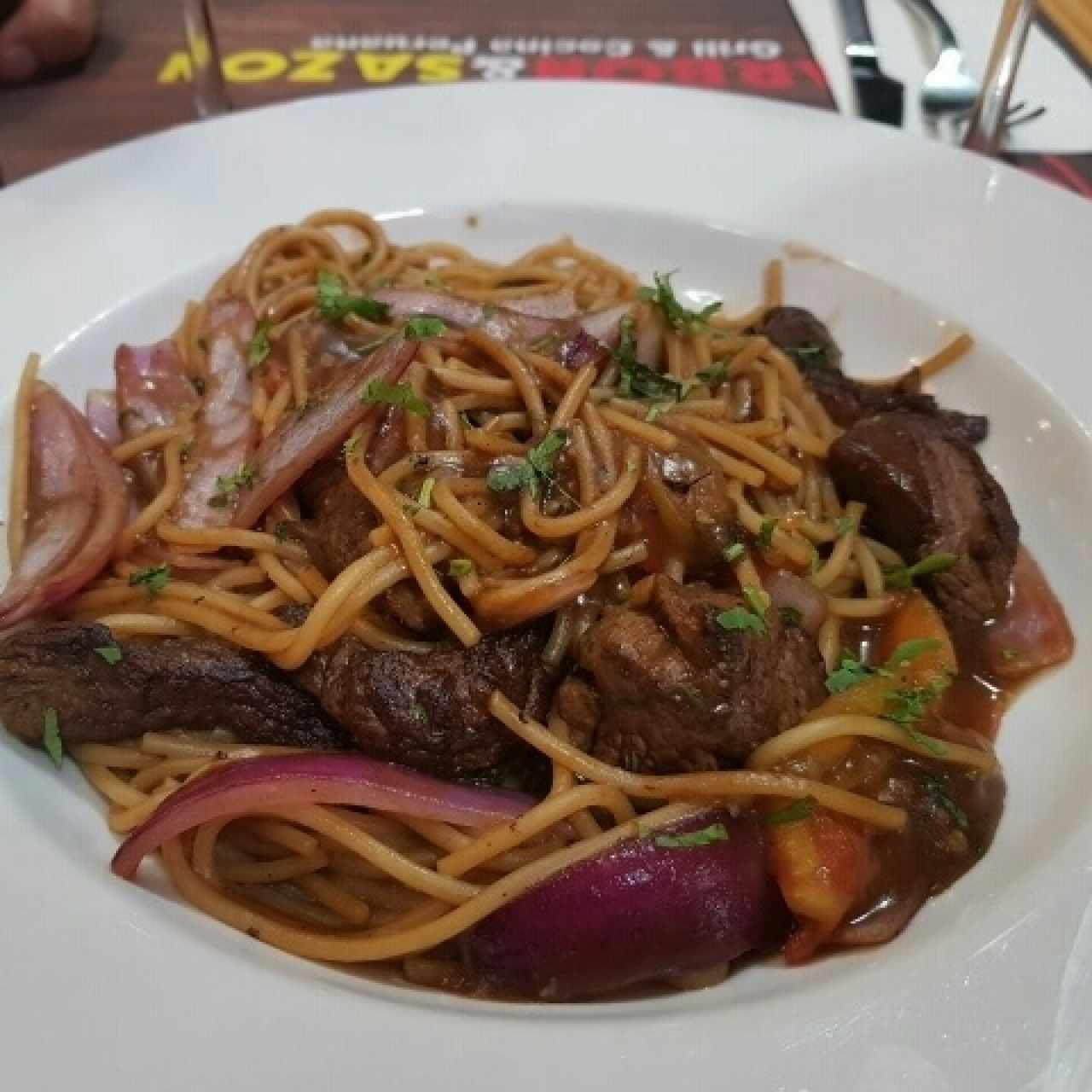 tallarín saltado de carne 