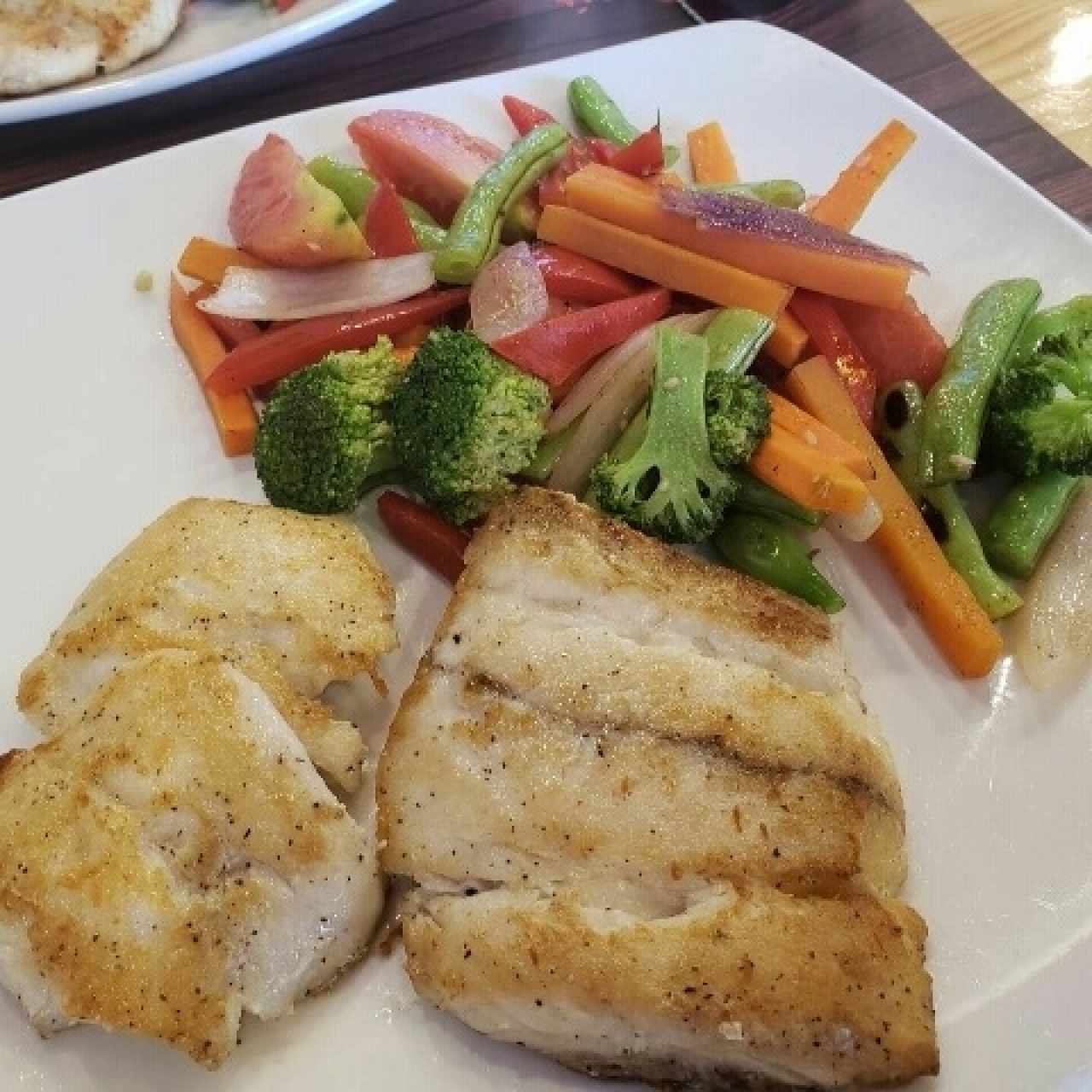 pescado a la plancha con vegetales salteados 