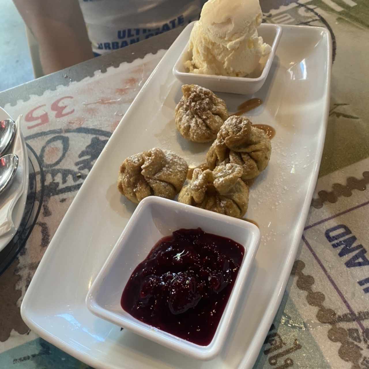 Wanton de Queso y Dulce de Leche con Helado