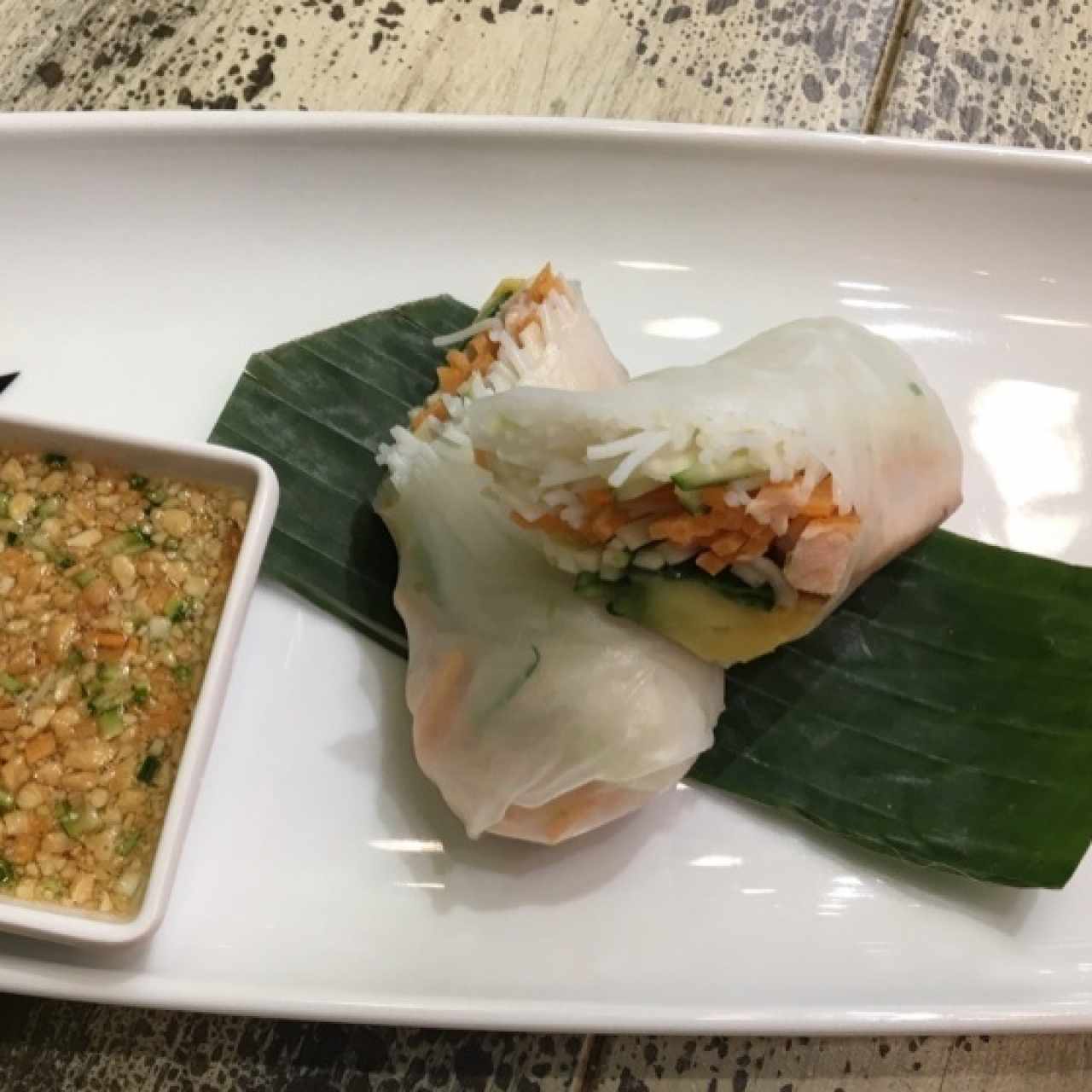 Rollos de Vegetales y Salmón envueltos en Hoja de Arroz