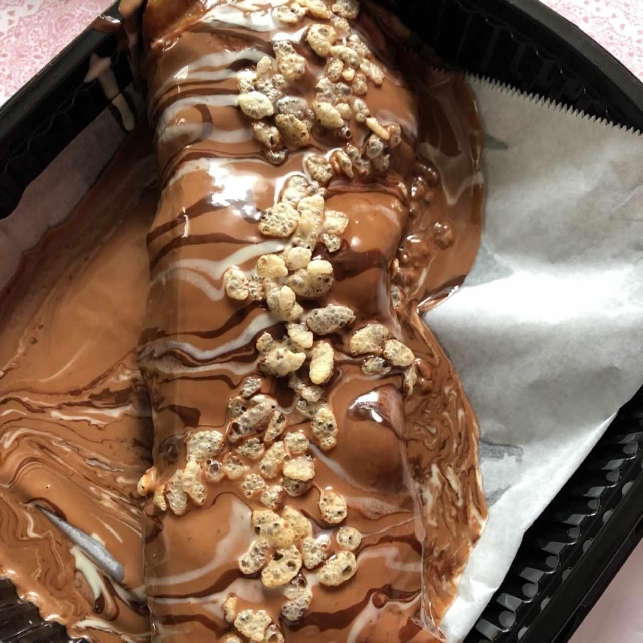 Crepa rellena de brownie, crema de queso dulce y fresas 