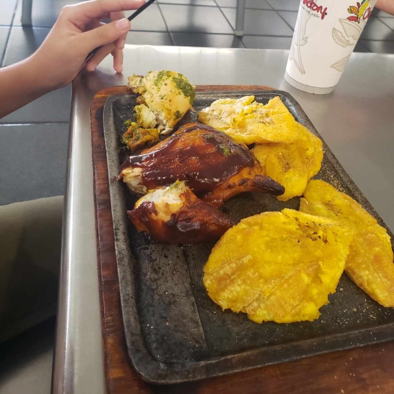 ¼ Pollo con Barbecue y patacones