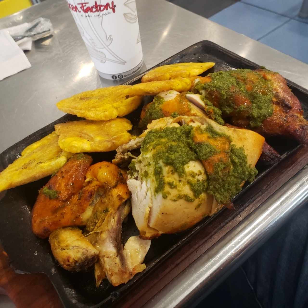 ½ pollo con chimichurry y patacones