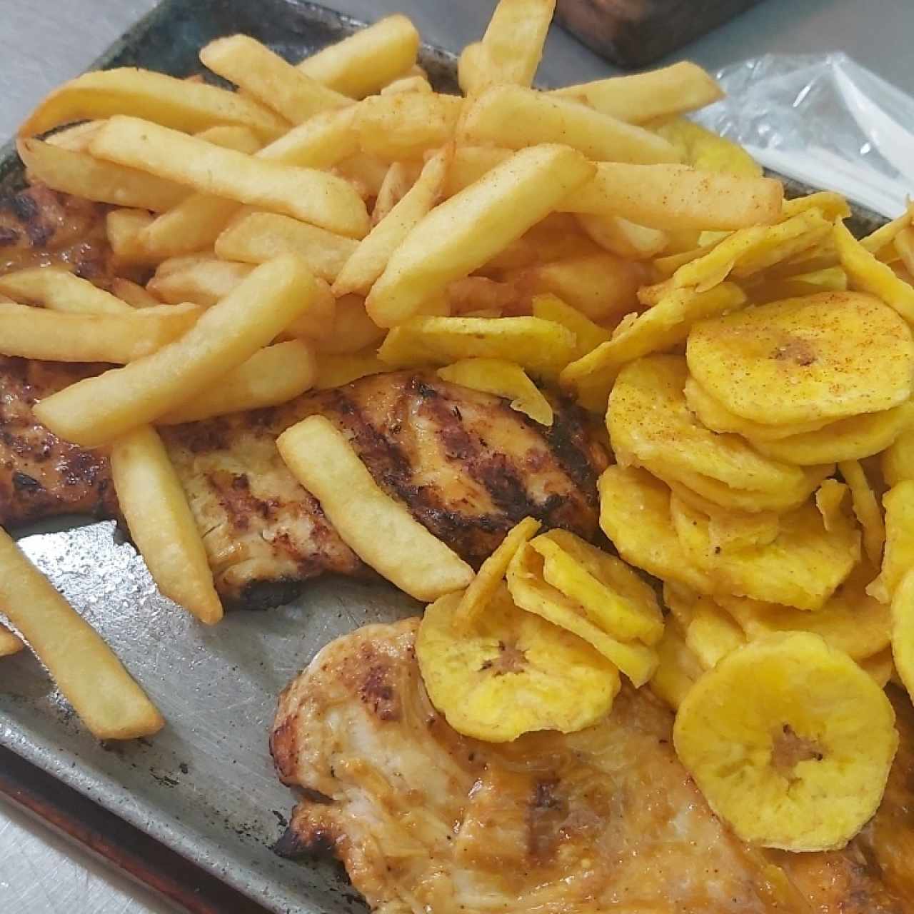 pollo con papitas y platanitos