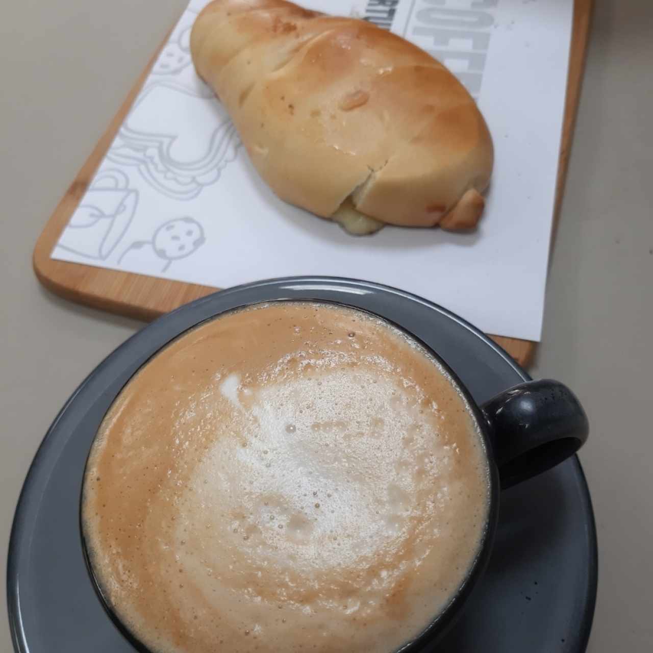 Cachito de queso y un divino Cappuchino Para comenzar el día bendecido 😍❤