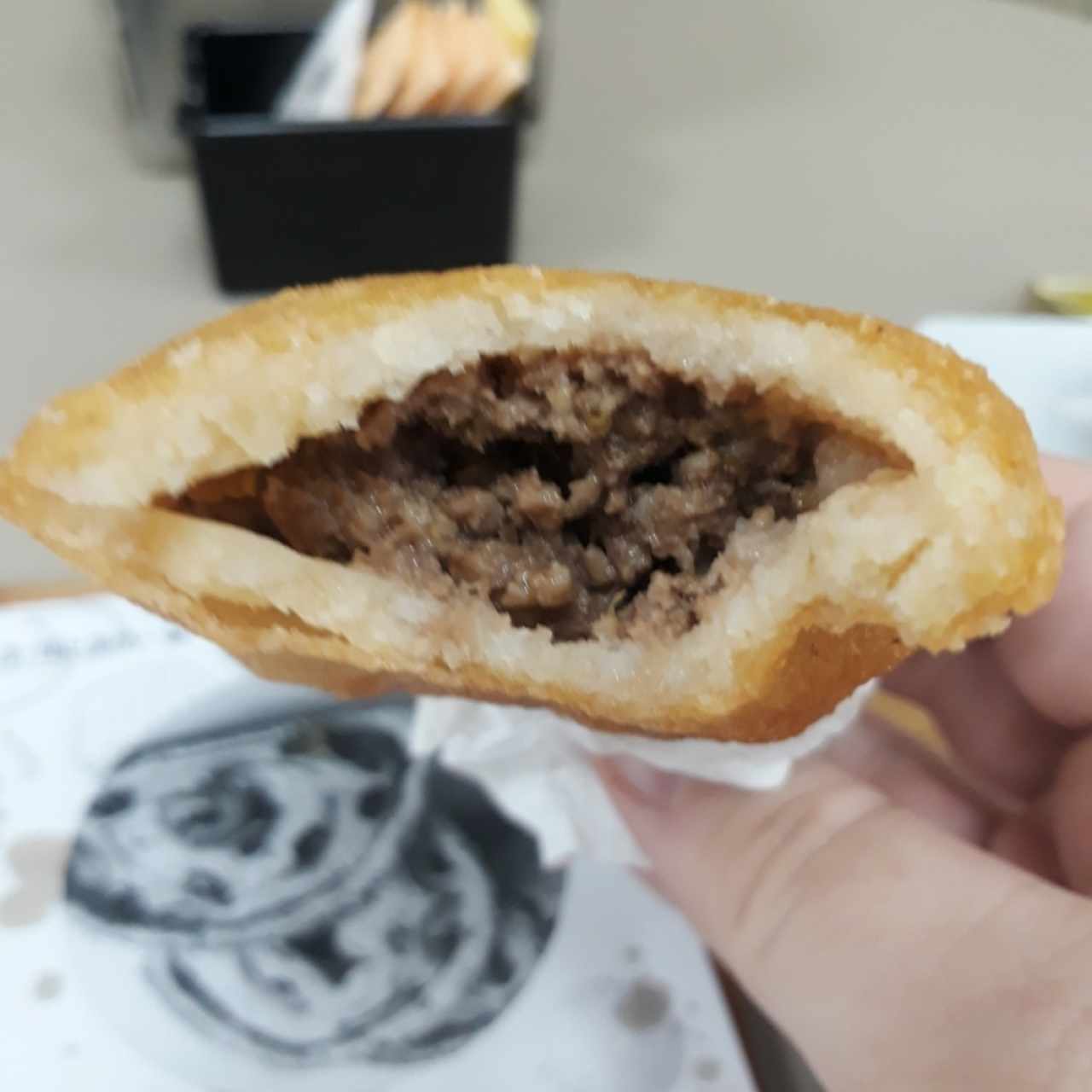 empanada de  carne molida. bien rellena!