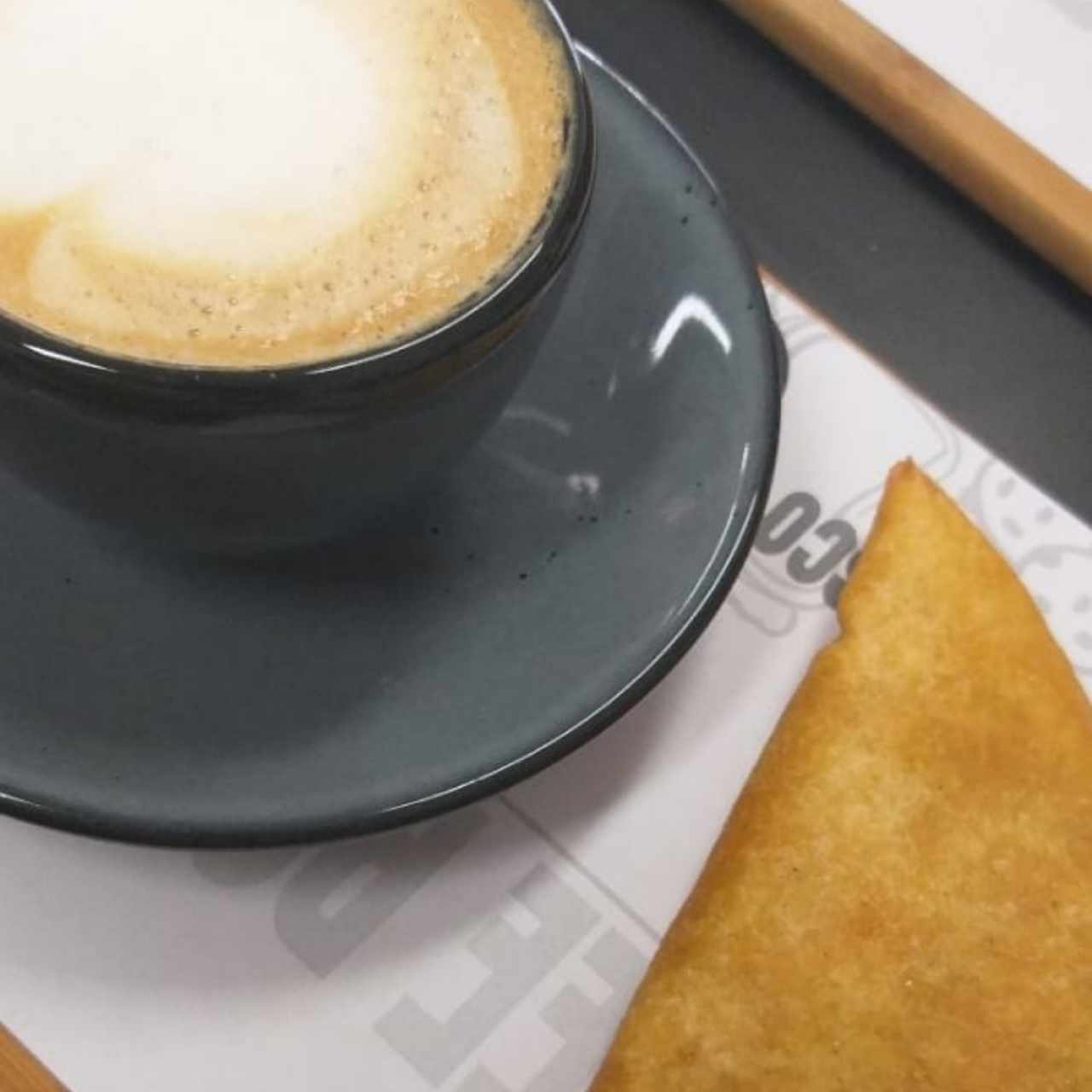 empanada de carne mechada y latte