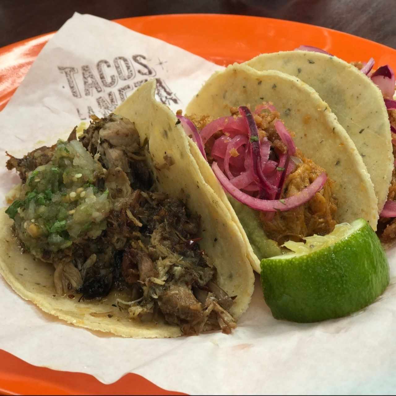 Tacos de carnitas y cochinita pibil