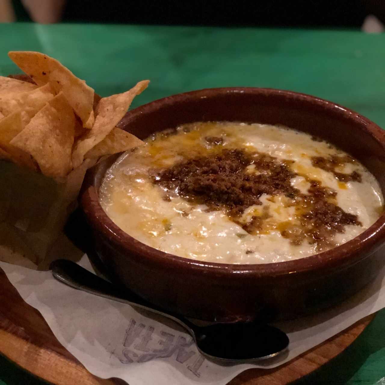 Queso fundido con chorizo. 