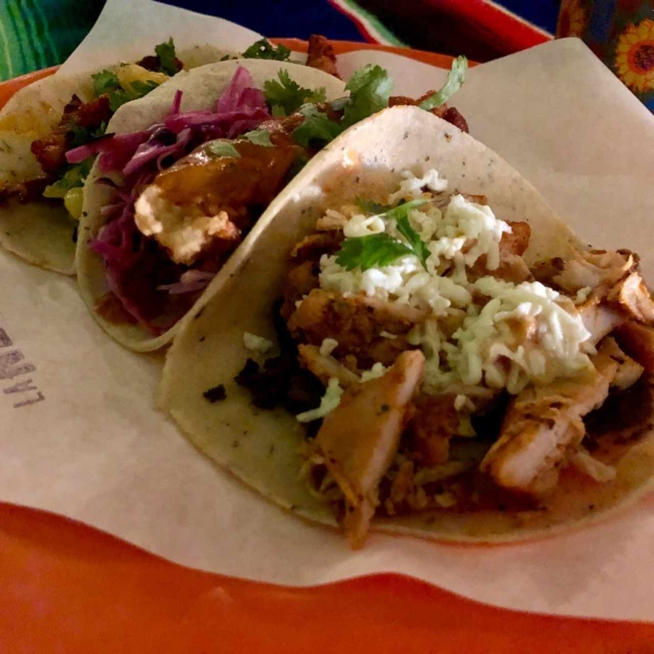 Tacos de pollo, al pastor y mariscos.