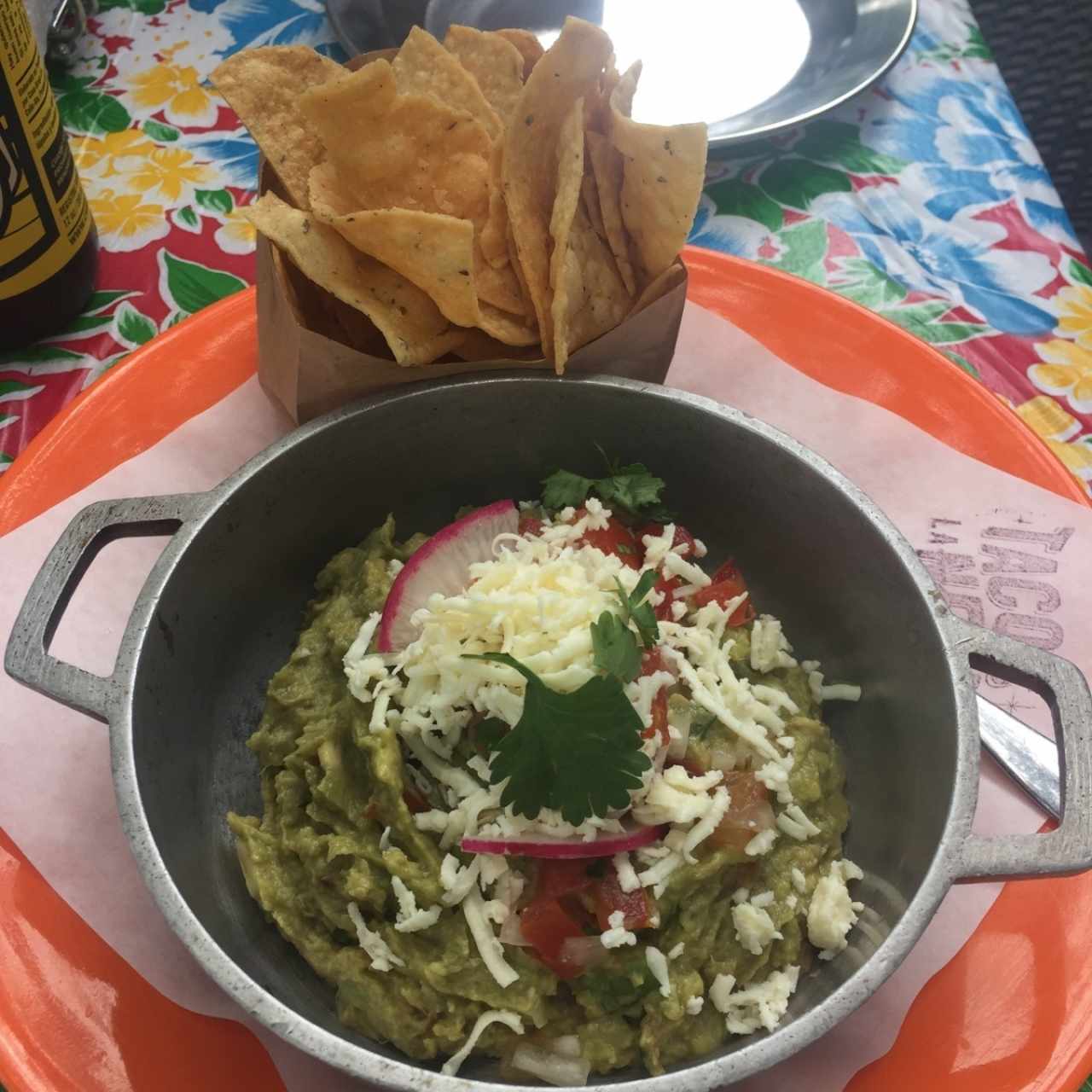 guacamole con chips