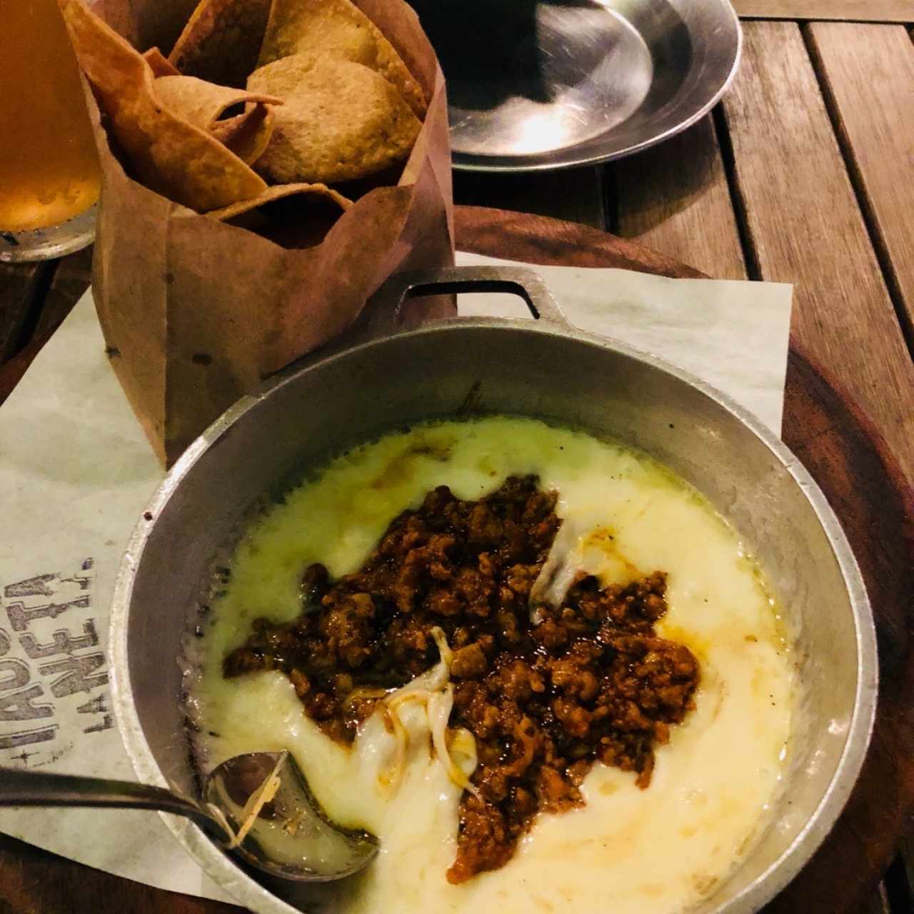 Queso fundido con chorizo y totopos