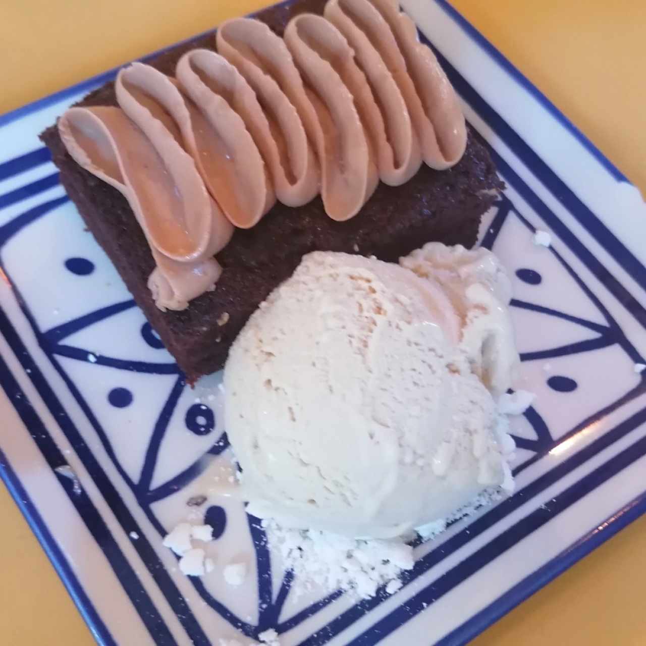 Brownie con helado de café y tequila