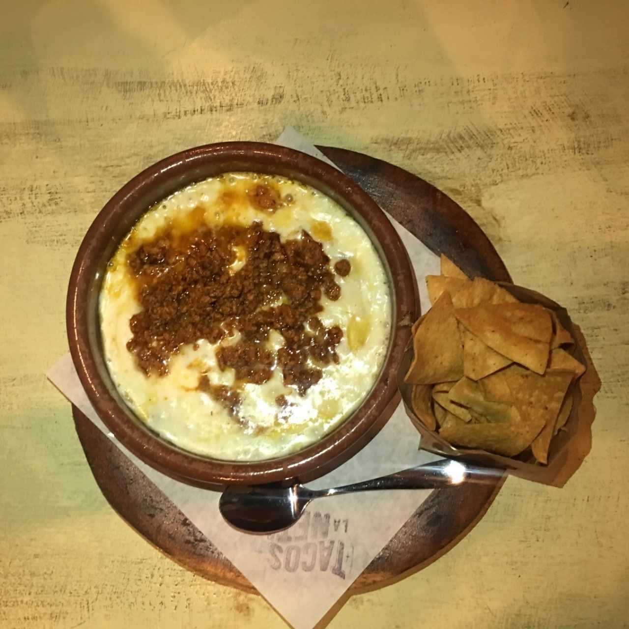 queso fundido con chorizo