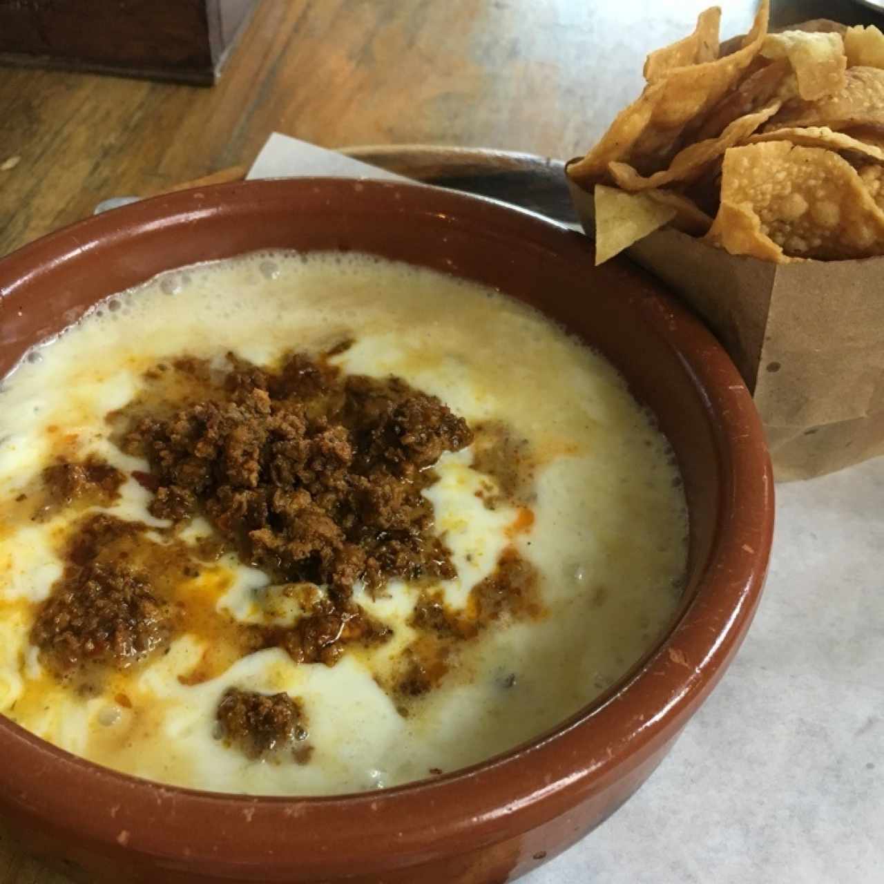 Queso fundido con chorizo