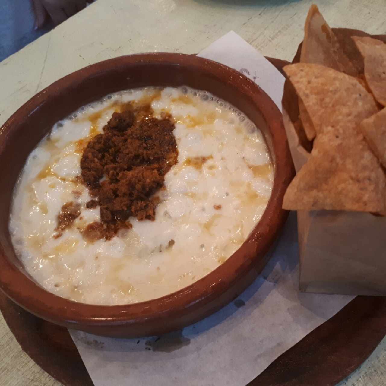 queso fundido con chorizo