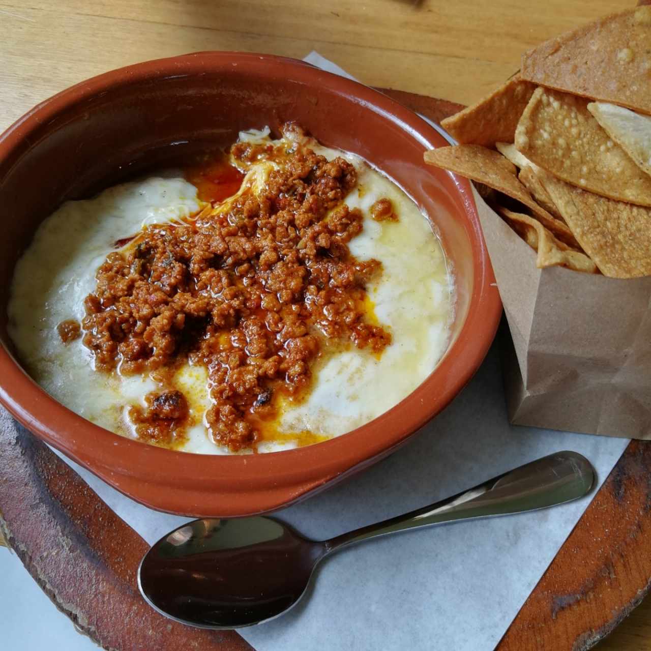 Queso fundido con chorizo