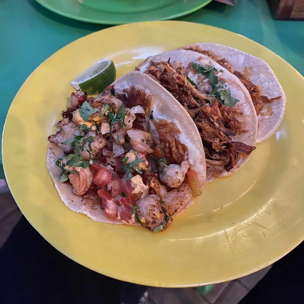 Taco de camarones, picaña y cochinita pibil