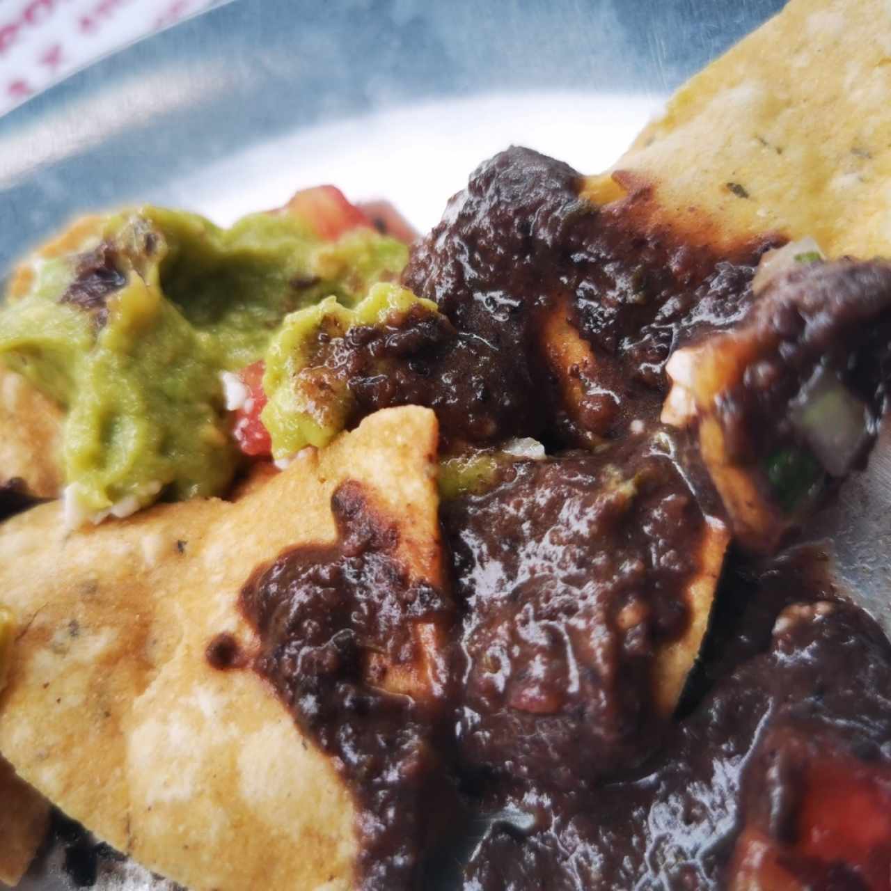 To topos con guacamole y frijoles refritos