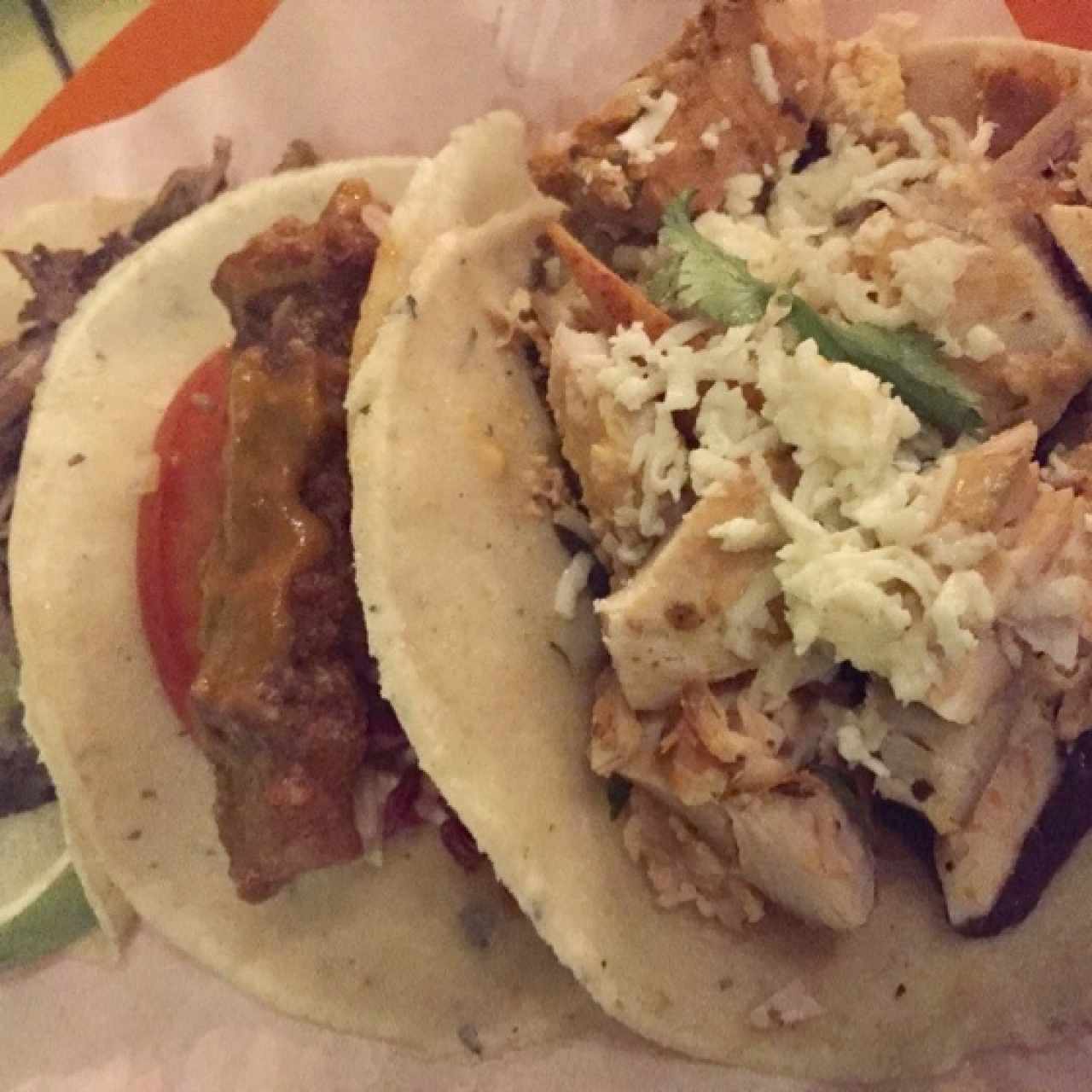 taco de pollo, carnitas y corvina