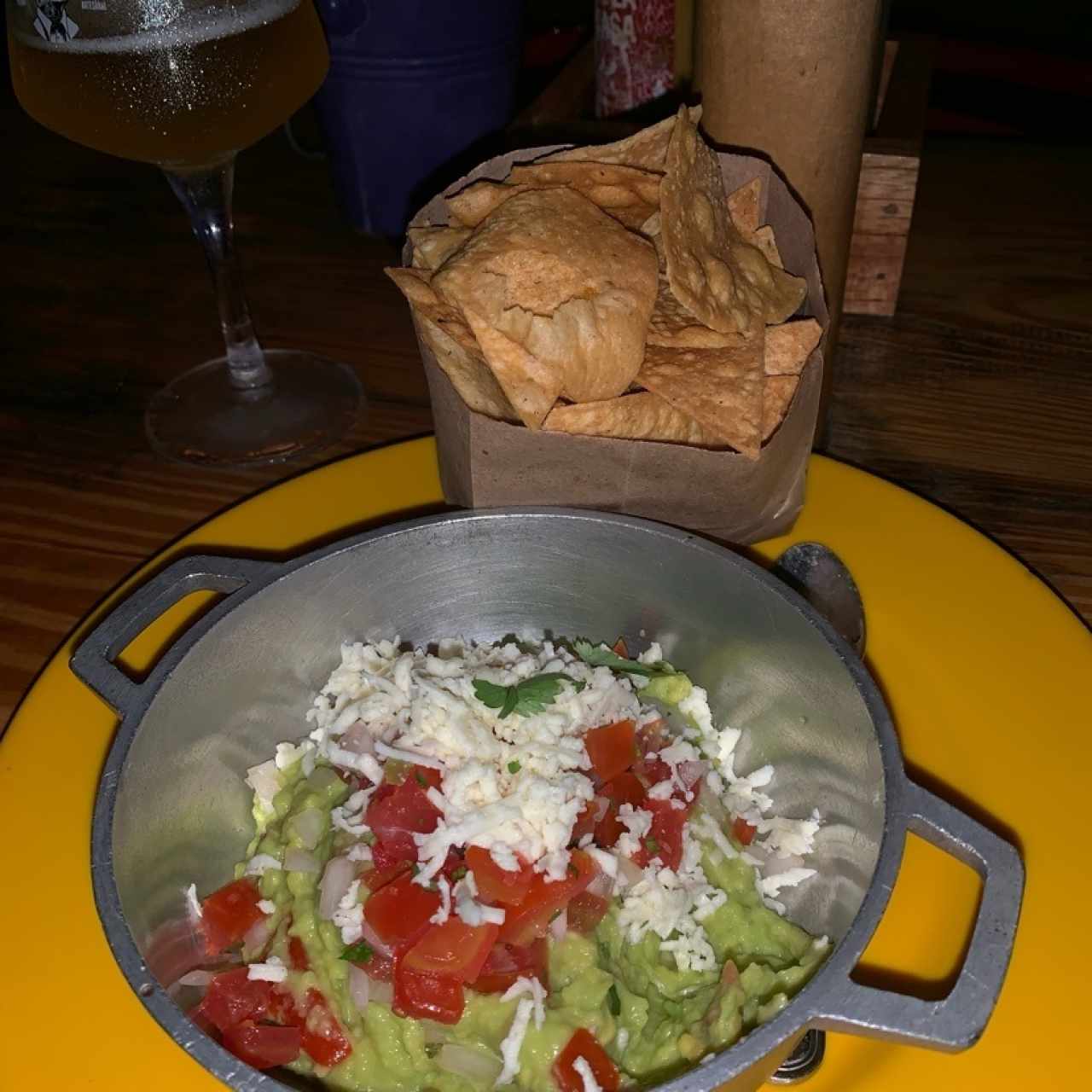 Guacamole con pico de gallo y queso acompañado de totopos