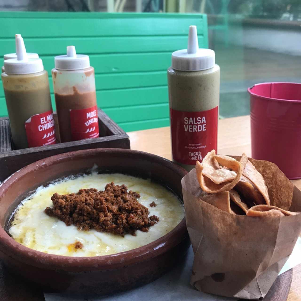 Queso fundido con chorizo 