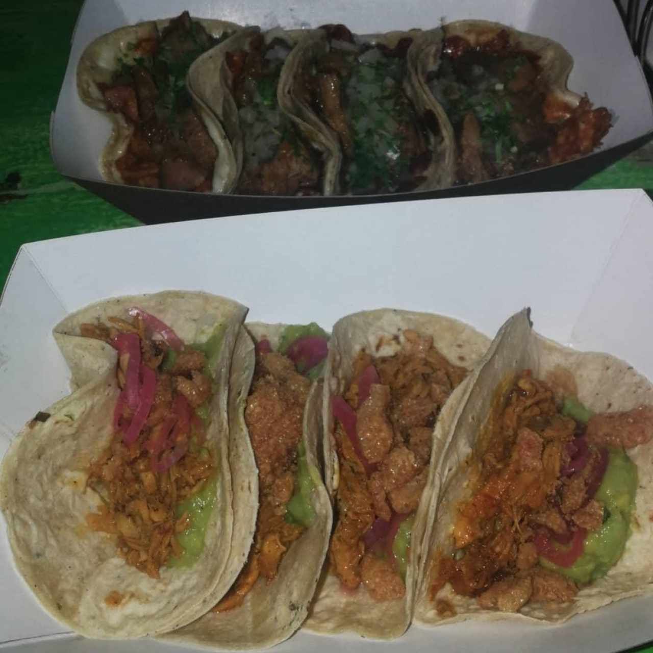 Tacos Tropicales - Pollo Pistolero y taco cochinillo