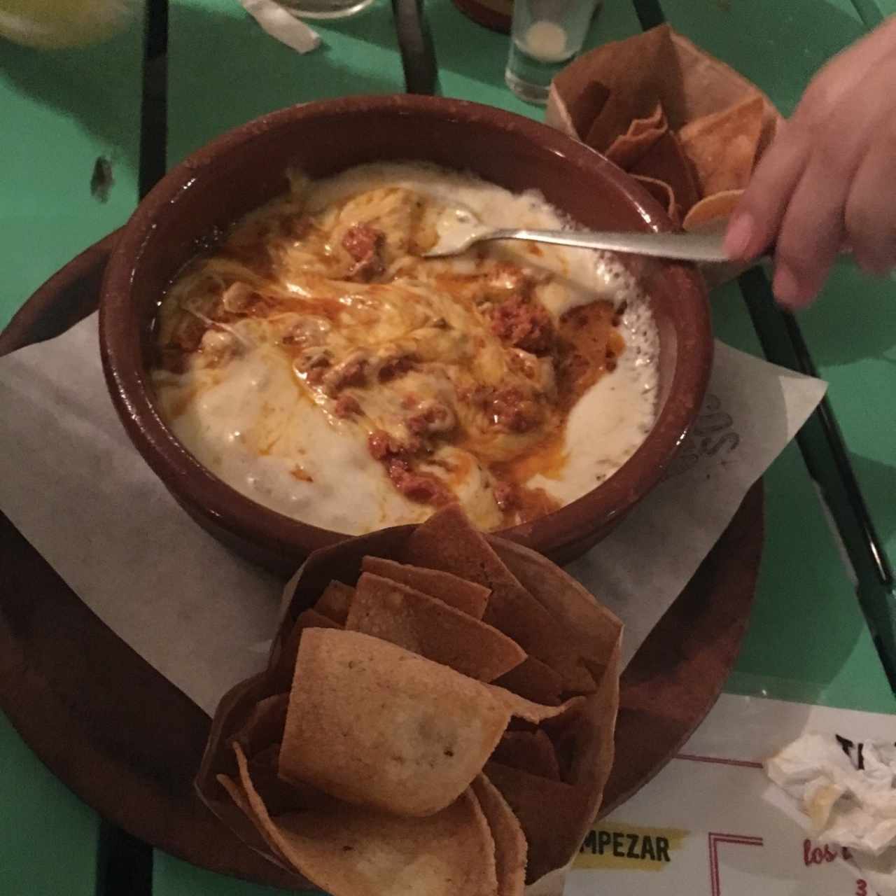 queso fundido con chorizo