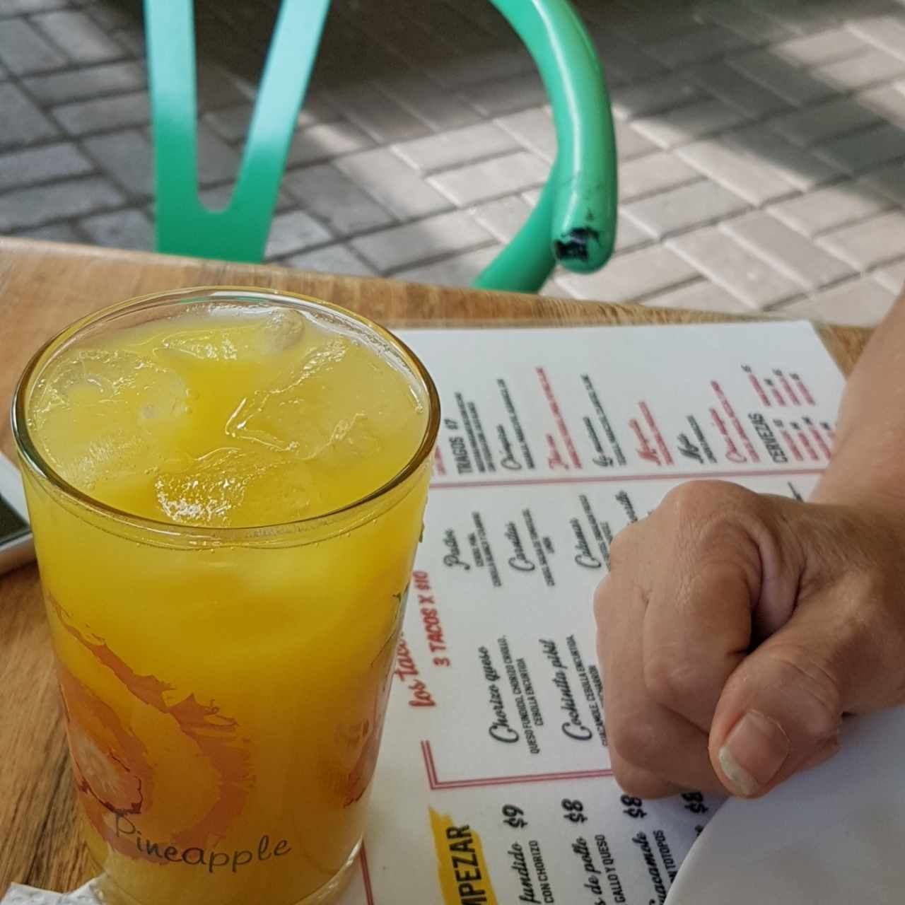 jugo de piña y mango, natural y sin azúcar