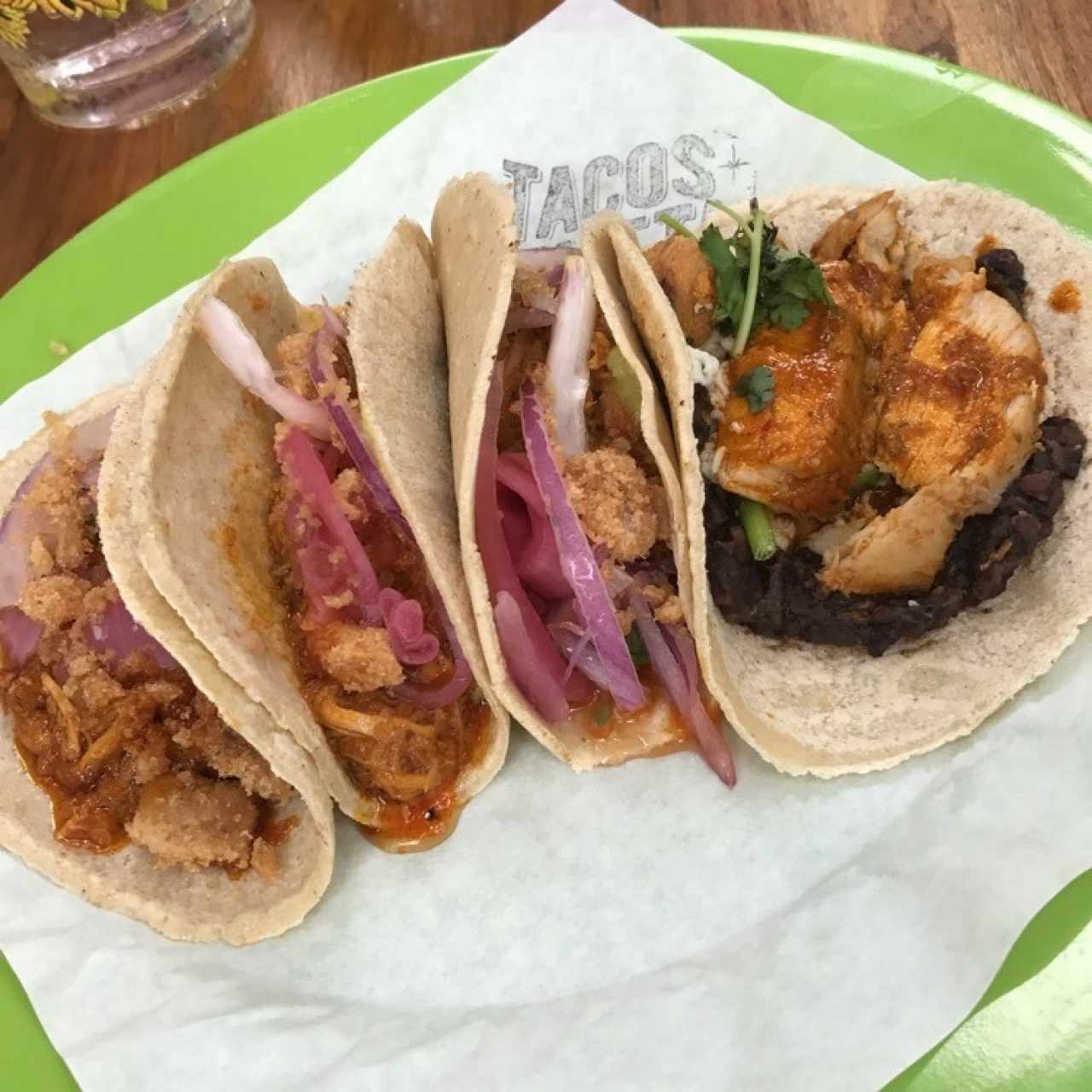 tacos de cochinita pibil y uno de pollo