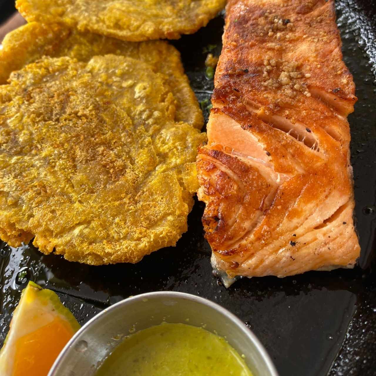 salmon a la sal con patacones 