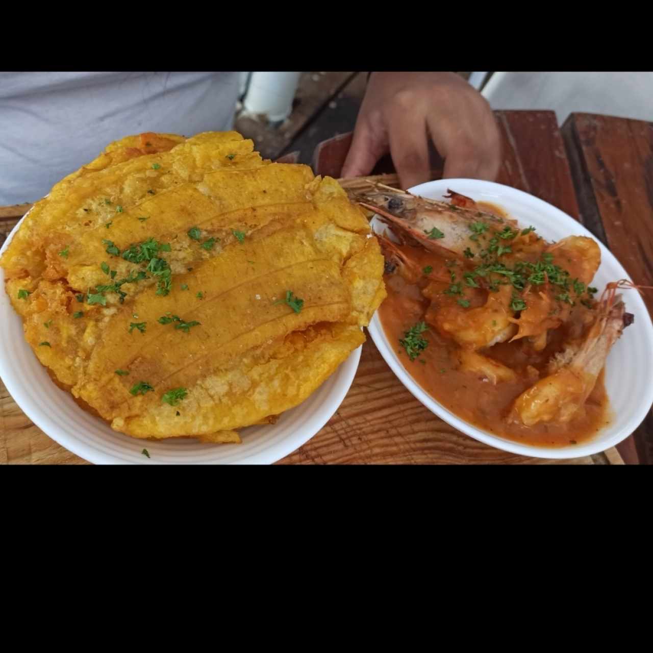 Langostinos en salsa de ajo y patacones 