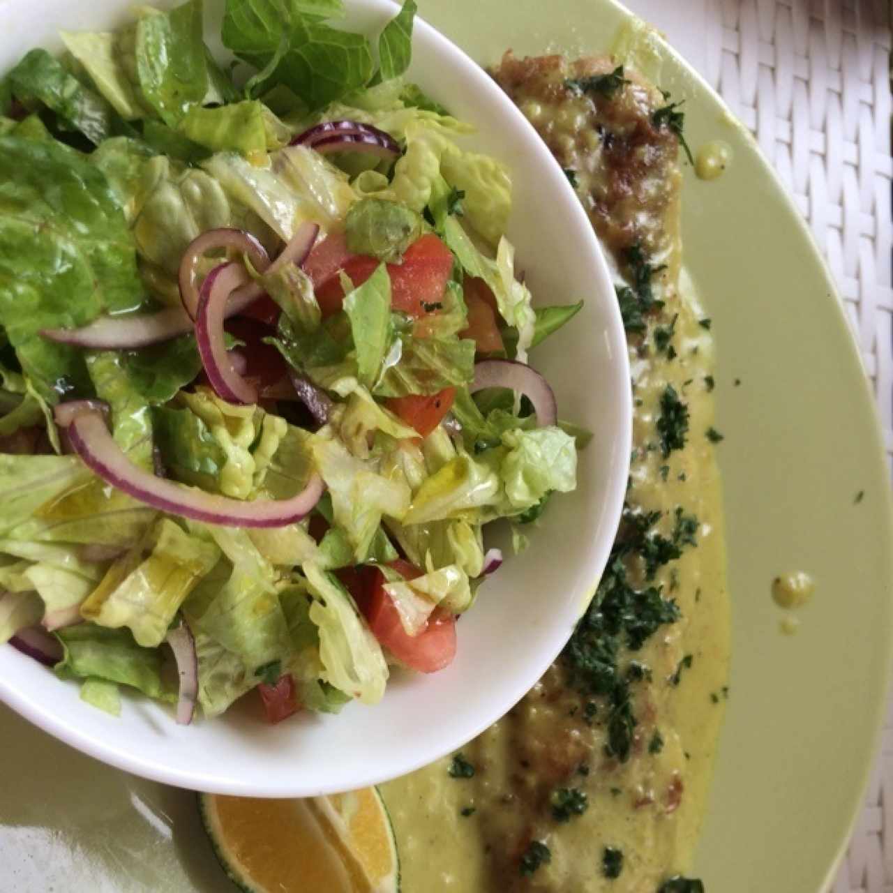 Filete de Corvina a la Plancha con Salsa de Coco y Curry con Ensalada de Vegetales 