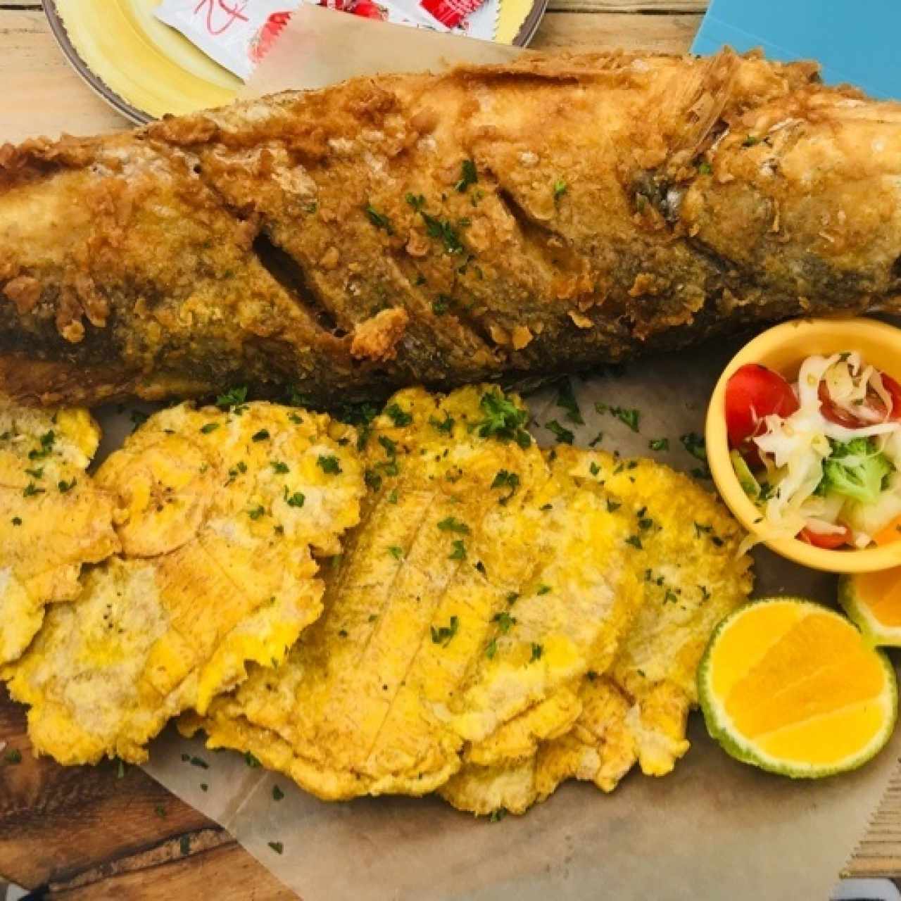 Pescado entero con patacones