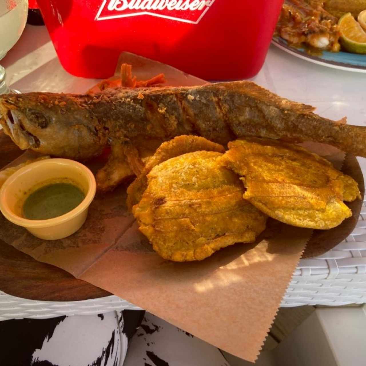 Pescado frito con patacones