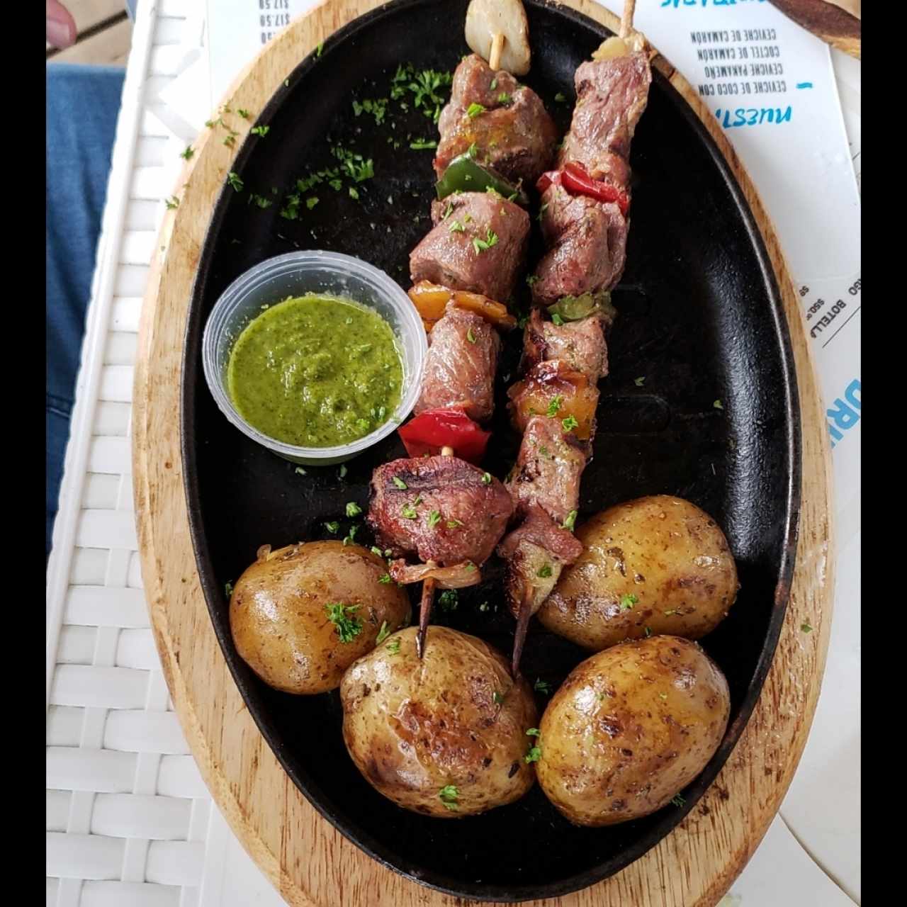 brochetas de carne con papas asadas