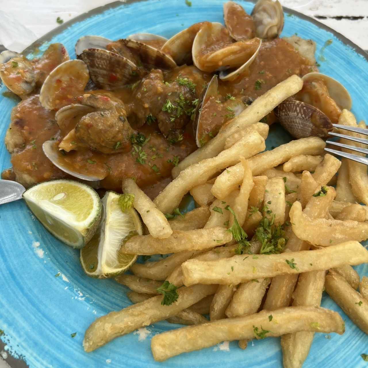 Filete de pescado con salsa de almejas 