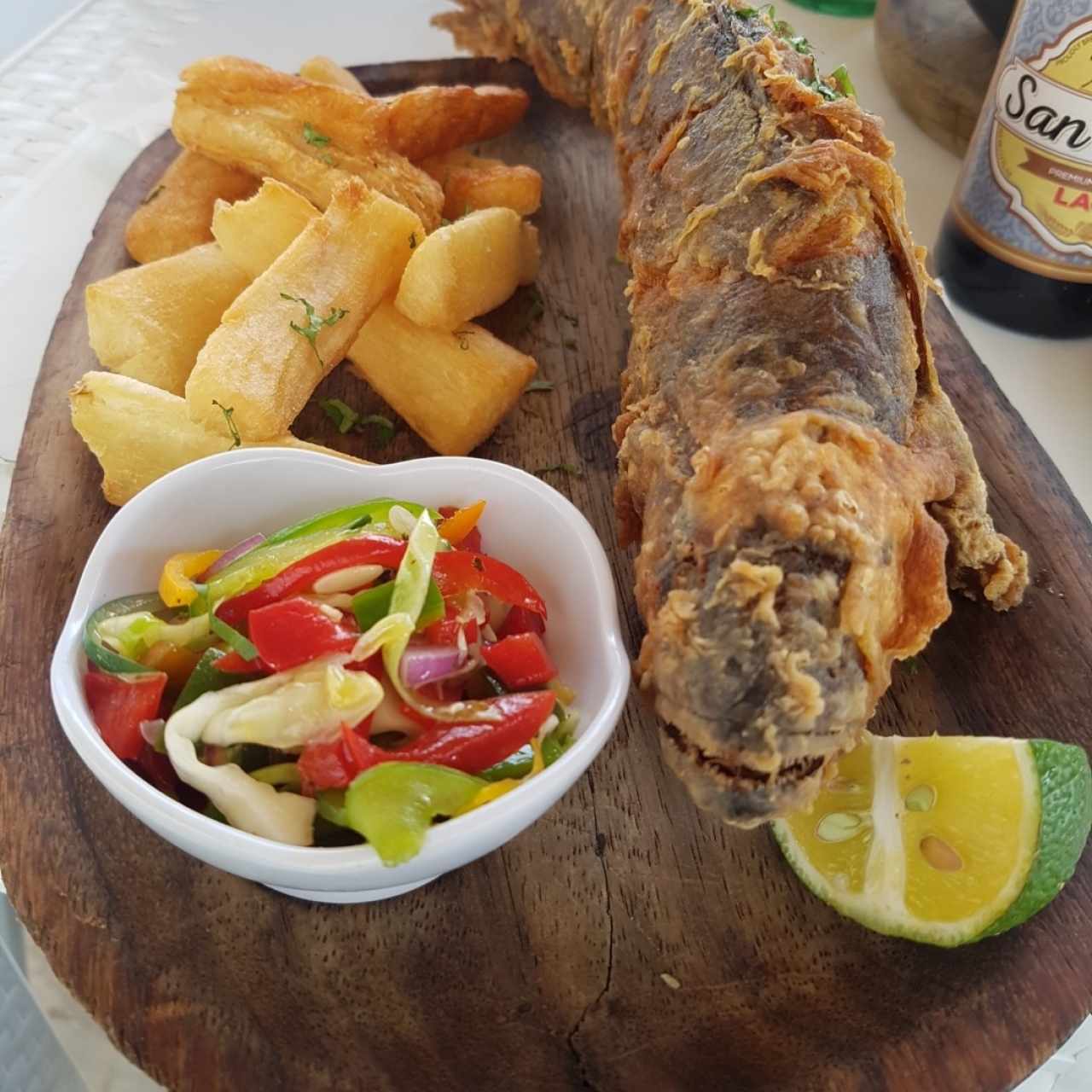 Pescado Frito, Entero Con Yuca.