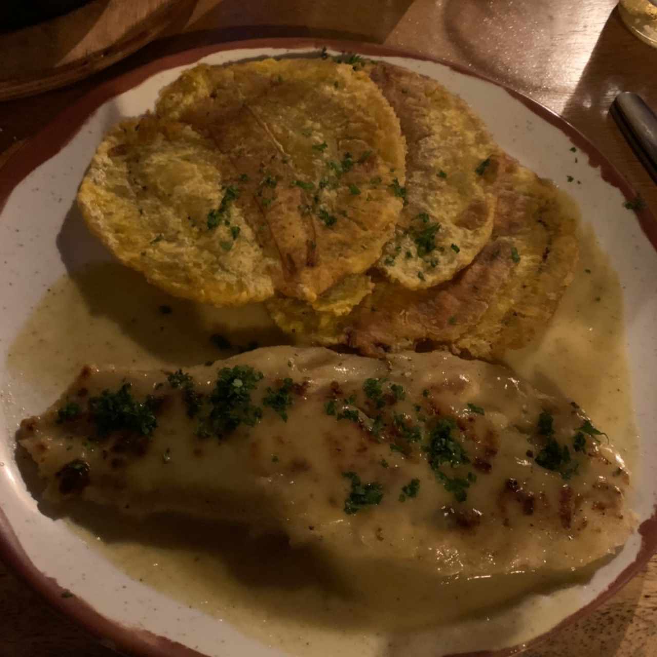 Filete de pescado con salsa de coco y curry