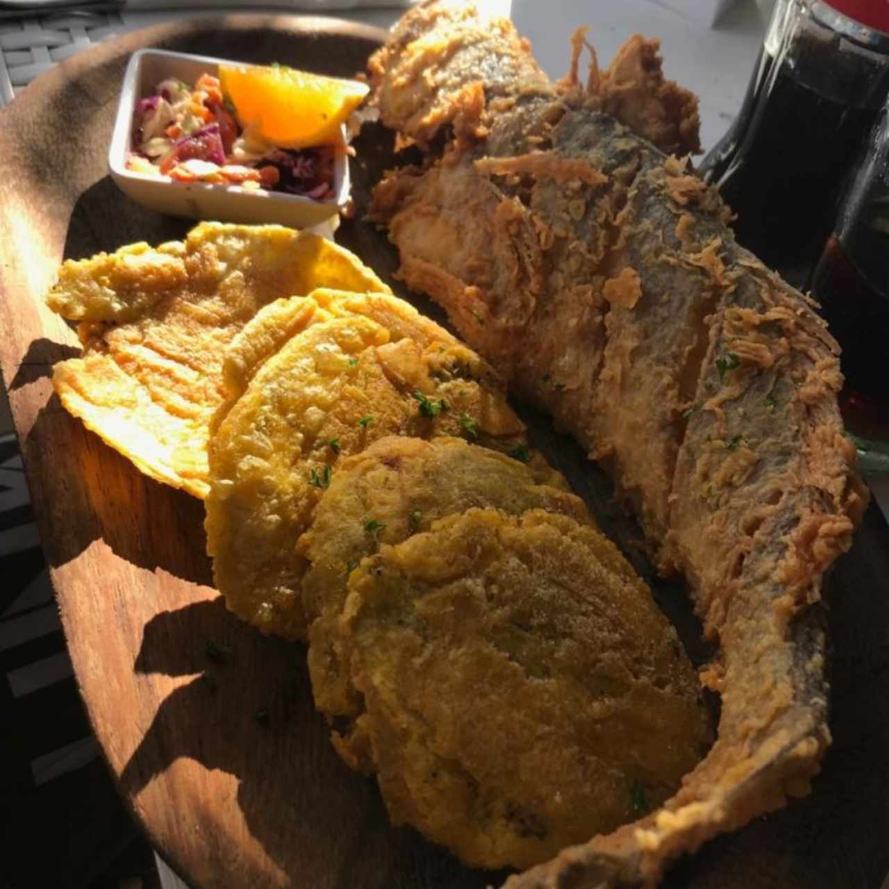 Pescado Entero con Patacones