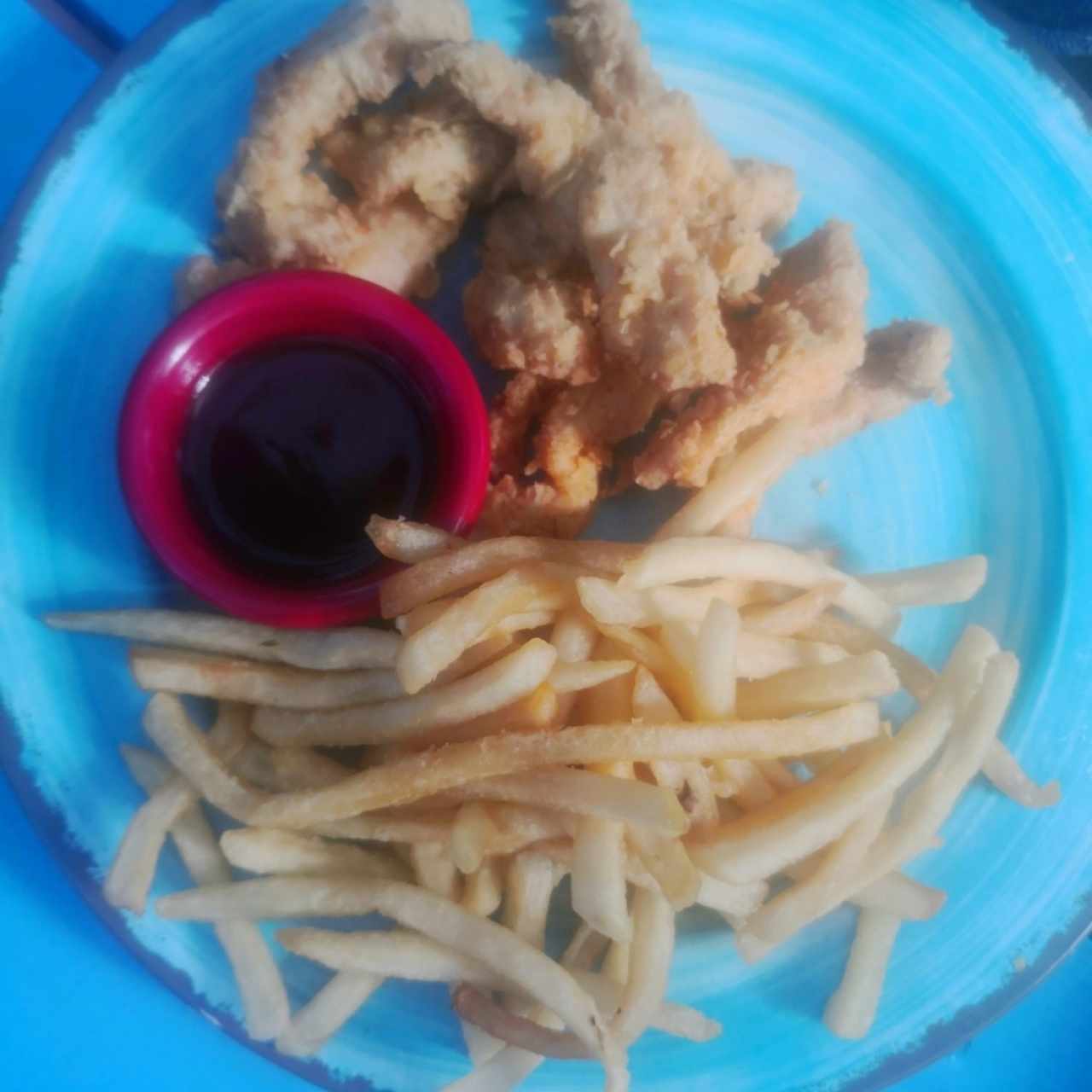 Alitaa de pollo con papas fritas 