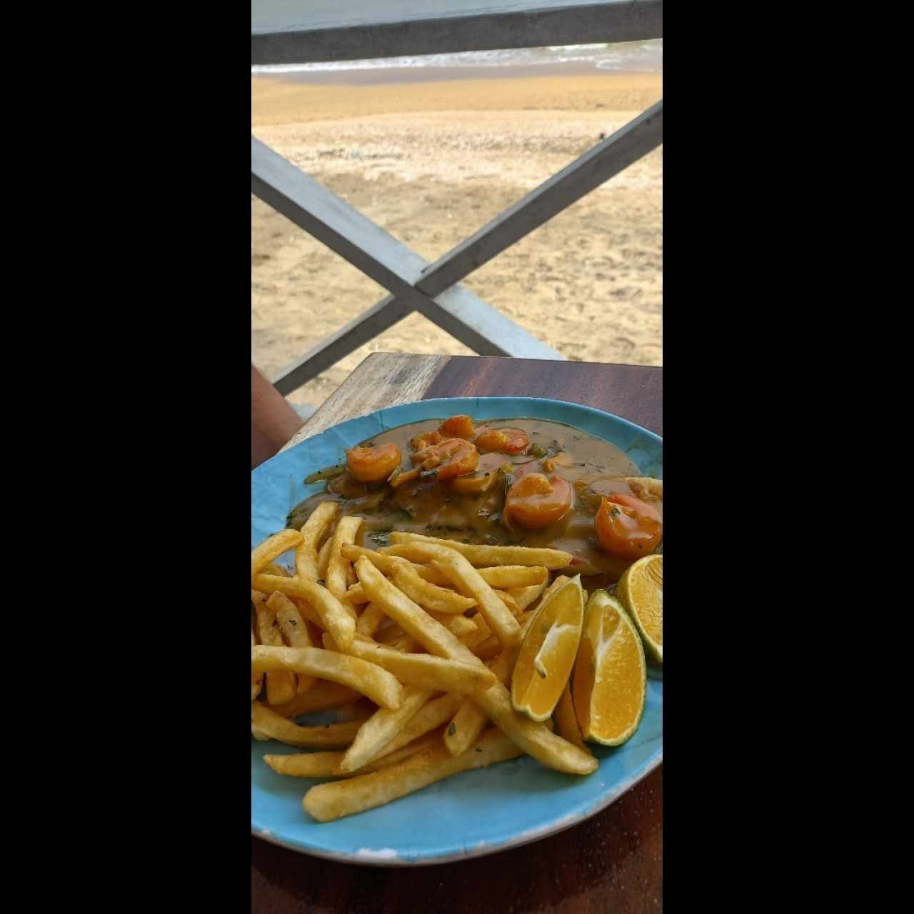 Filete de Pescado en salsa de marisco con papas fritas